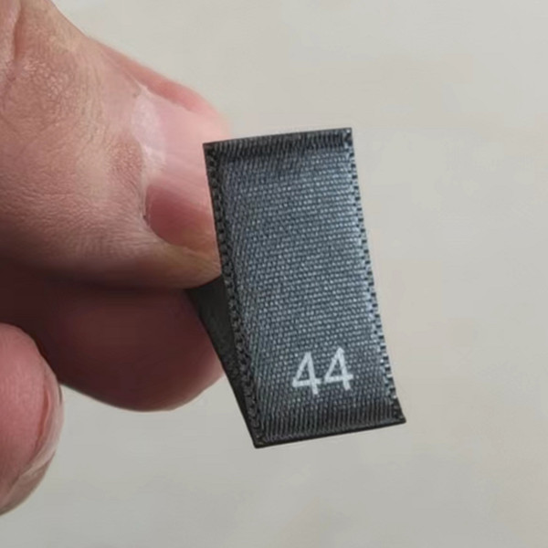 50 stk. sorte satin størrelsesmærker til tøj nummer 34 36 38 40 42 44 46 48 50 52 54 56 58 60 62 print størrelser mærkater fabrik: Sort nikkel