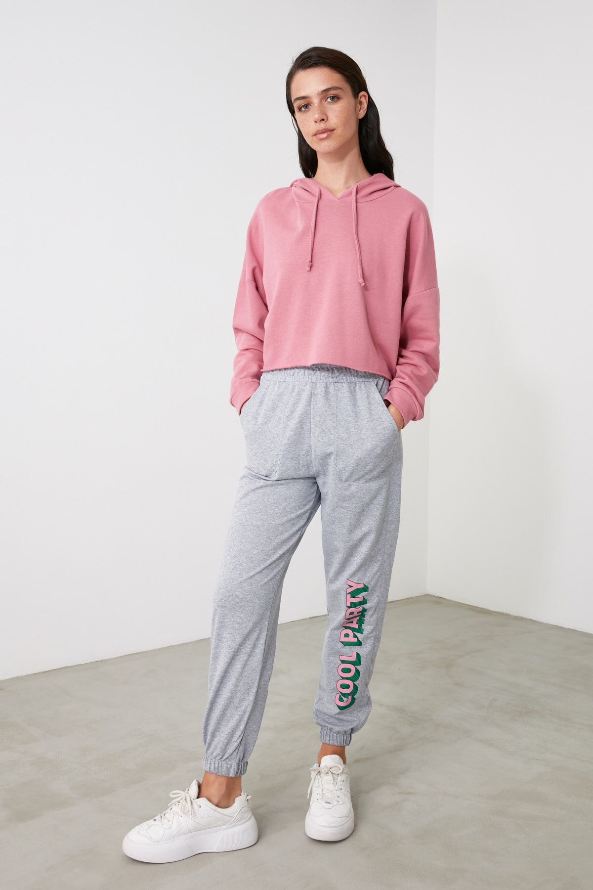 Trendyol impresso malha sweatpants twoaw21ea0318