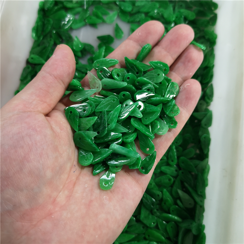 10PC Verde Giada 10mm Foglia di Modo del Branello Accessori FAI DA TE Braccialetto di Fascino Dei Monili di Mano A Mano-Intagliato Fortuna Amuleto Regali