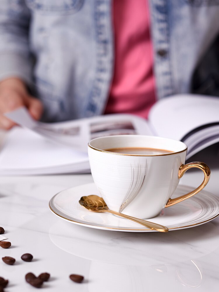 Set di tazze da caffè di lusso con bordo in oro Set di tazze da tè in ceramica creativa e piattino regalo porcellana semplice Tazas Cafe tazza da tè nordica AC50BD
