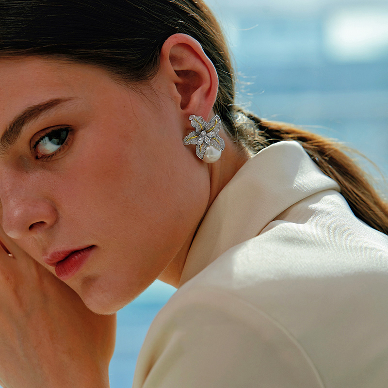 Huitan – boucles d'oreilles en Imitation de perles pour femmes, magnifique fleur, incrustée de luxe, pierre CZ scintillante, bijoux de mariage à la , , Lots