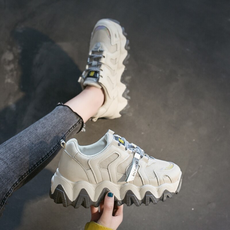 Goedkope hardloopschoenen voor dames, dames hardloopschoenen zomer mesh ademend platform golvende zool verhoogde dad sneakers