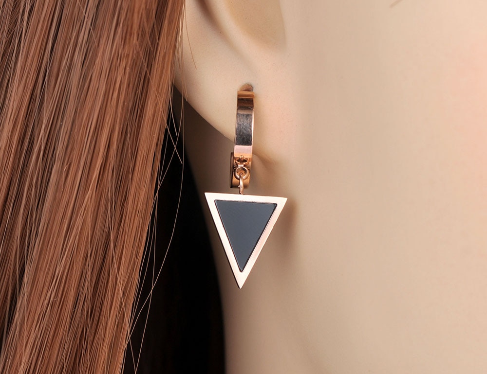 Lokaer trendy titanium rustfrit stål geometriske trekant øreringe smykker sorte akryl hoop øreringe til kvinder piger  e20011