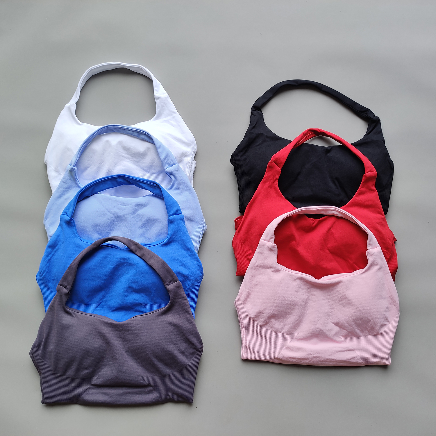 Gymväst med halterneck, rygglösa linnen, push up-material, sport-bh:ar, löparväst, träningstoppar, aktivkläder, yogakläder