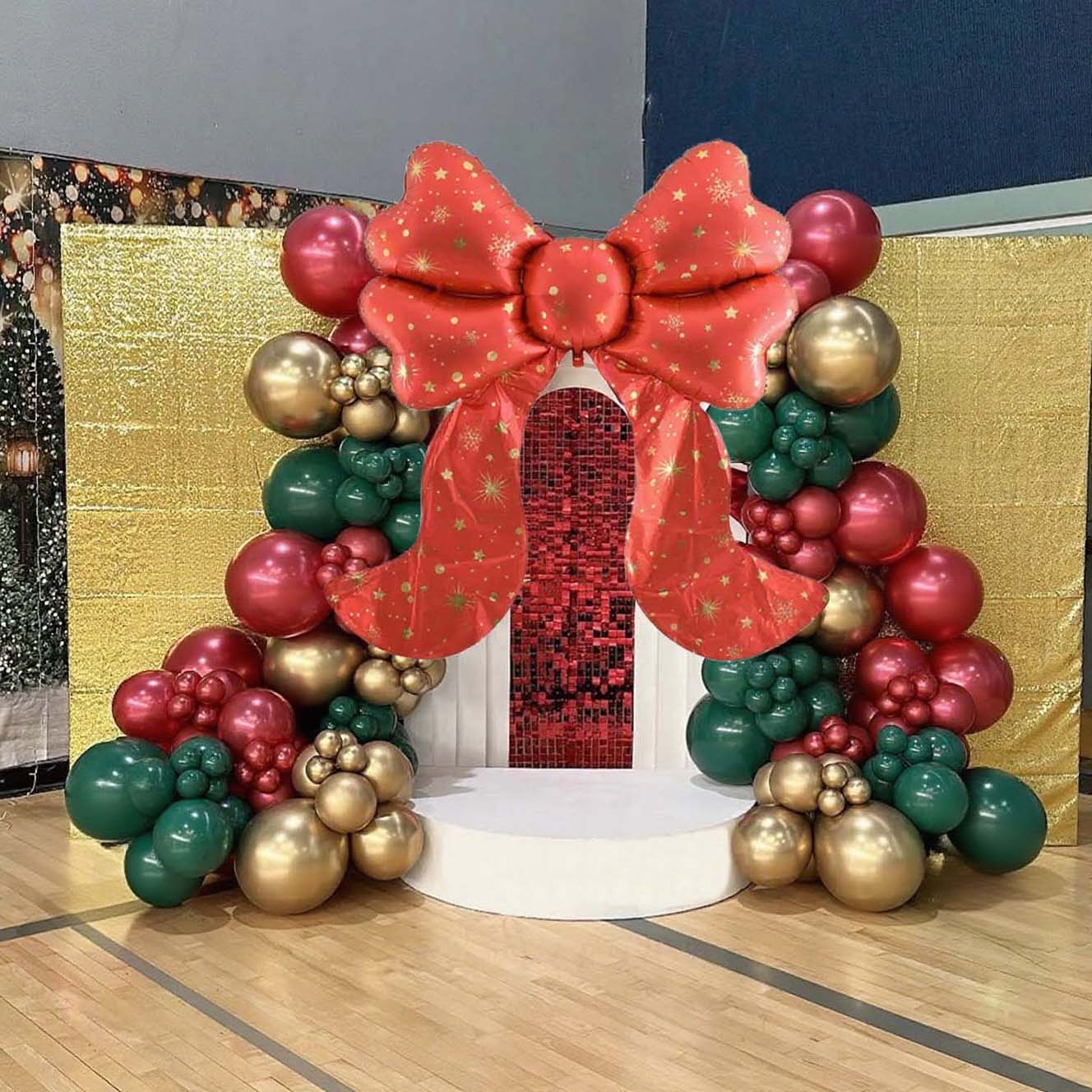 Set de decoración navideña y de Año , globos de látex rojos, verdes y dorados para un feliz Navidad y Año .