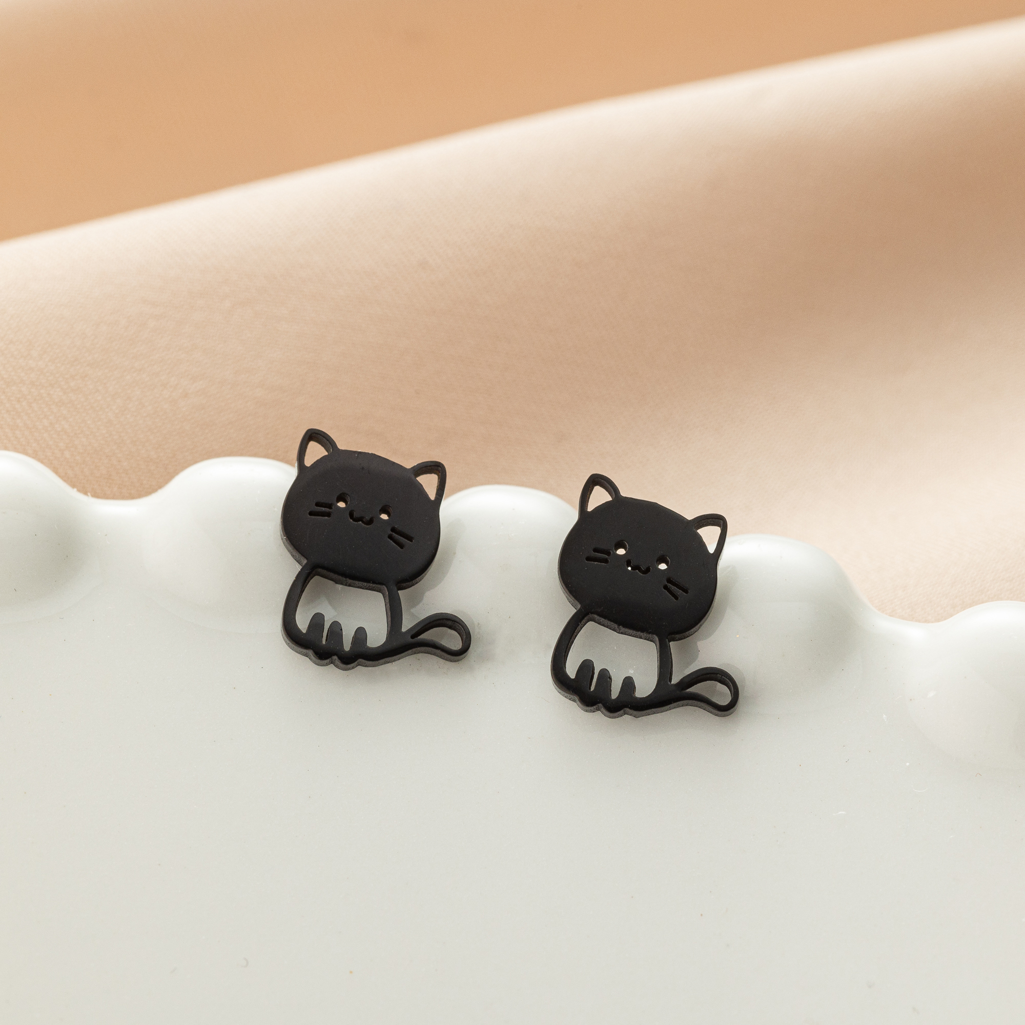 Jisensp 1 paire de boucles d'oreilles chat Animal de dessin animé mignon en acier inoxydable chaton boucle d'oreille pour femmes filles bijoux drôles Oorbellen: PLAQUÉ ARGENT