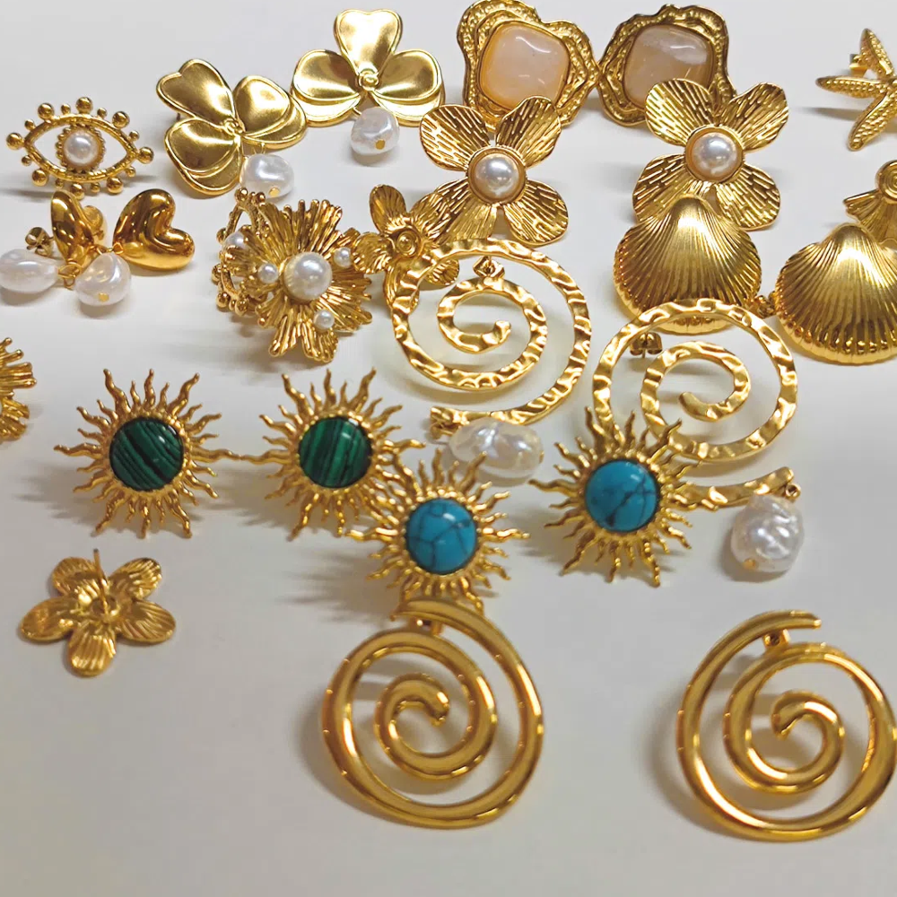 Pendientes delicados de flores para mujer, concha de Color dorado, acero inoxidable, resistente al agua, joyería Bohemia para el sol, Aretes de perlas de Navidad bonitos