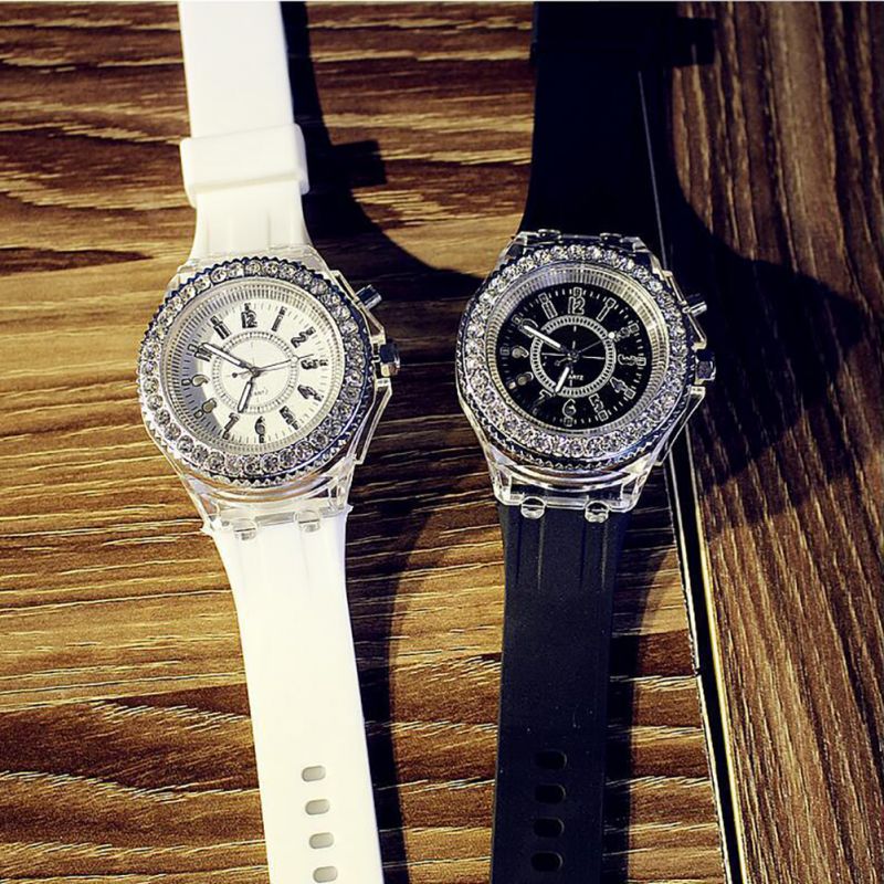 LED étanche rétro-éclairage cristal Quartz montre Flash lumineux cristal Quartz tendance montre-bracelet Sport montres 5 couleurs