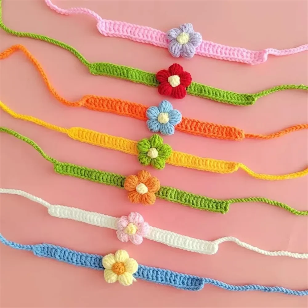 Collare per cani e gatti tutto'uncinetto Kawaii Collana di lana regolabile Fiori Accessori per il collo di animali domestici Cucciolo Gattino Sciarpa lavorata a maglia Papillon Regalo per animali domestici