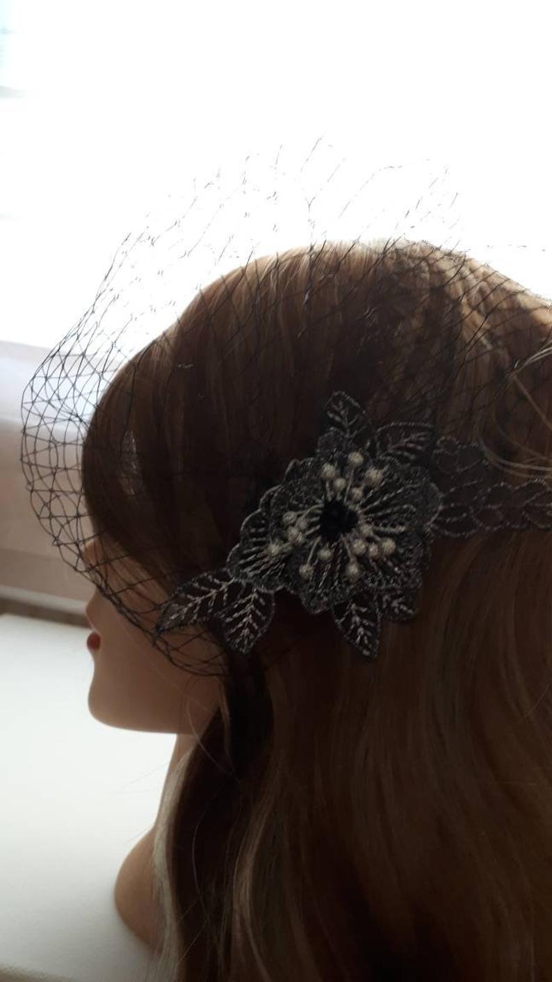 Zwarte hoofdtooi, sluier met bloem, zwarte vogelko... – Vicedeal, image size:794x1412