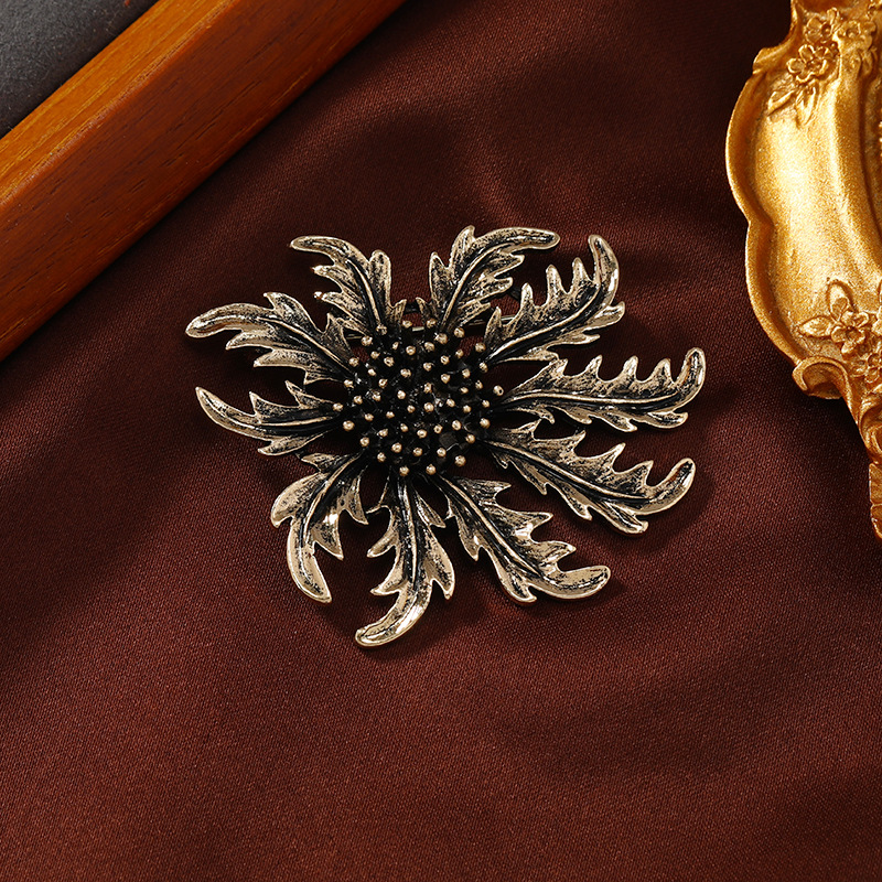 Broche de corazón de perla minimalista Vintage para mujer, accesorios de abrigo con personalidad, Pin exquisito Floral de Metal de nicho, joyería de: Rodio plateado