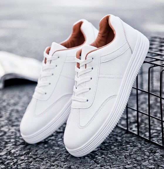 Män sneakers mjukt läder fritidsskor platt märke sneakers herr vita skor svarta plattor: Kaki / 39