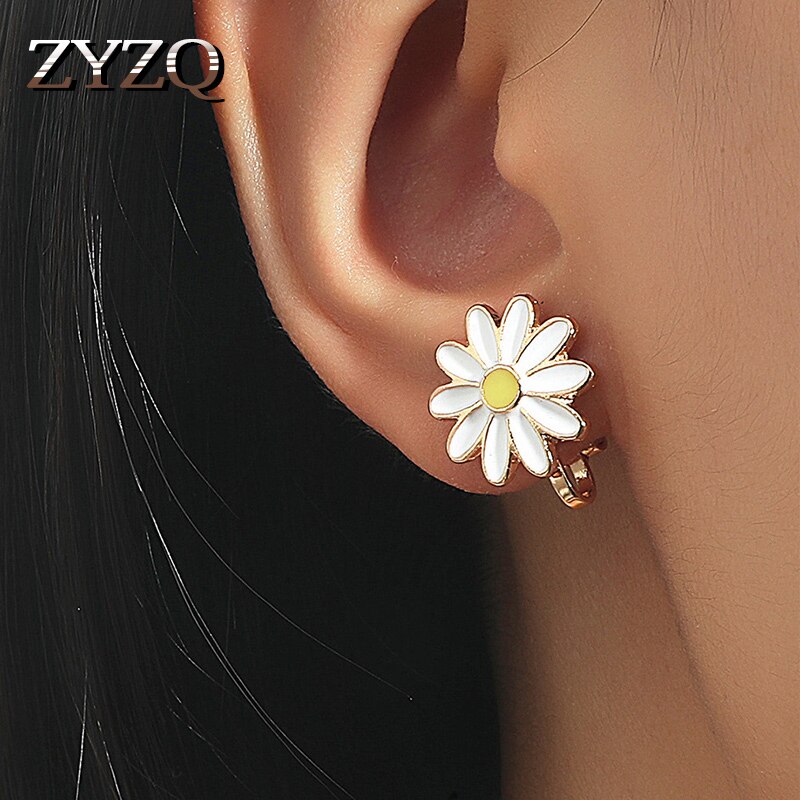 ZYZQ Neue Koreanische Kleine Gänseblümchen Clip Ohrringe für Frauen Mädchen Nette Einfache Tropft Öl Blume Ohrringe Süße Schüler Schmuck