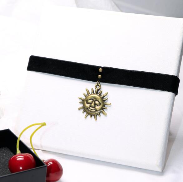 Vintage Vrouwen Gothic Leon De Mathilda Ketting Meisjes Zwarte Fluwelen Lint Retro Zon Vormige Choker Ketting: 4