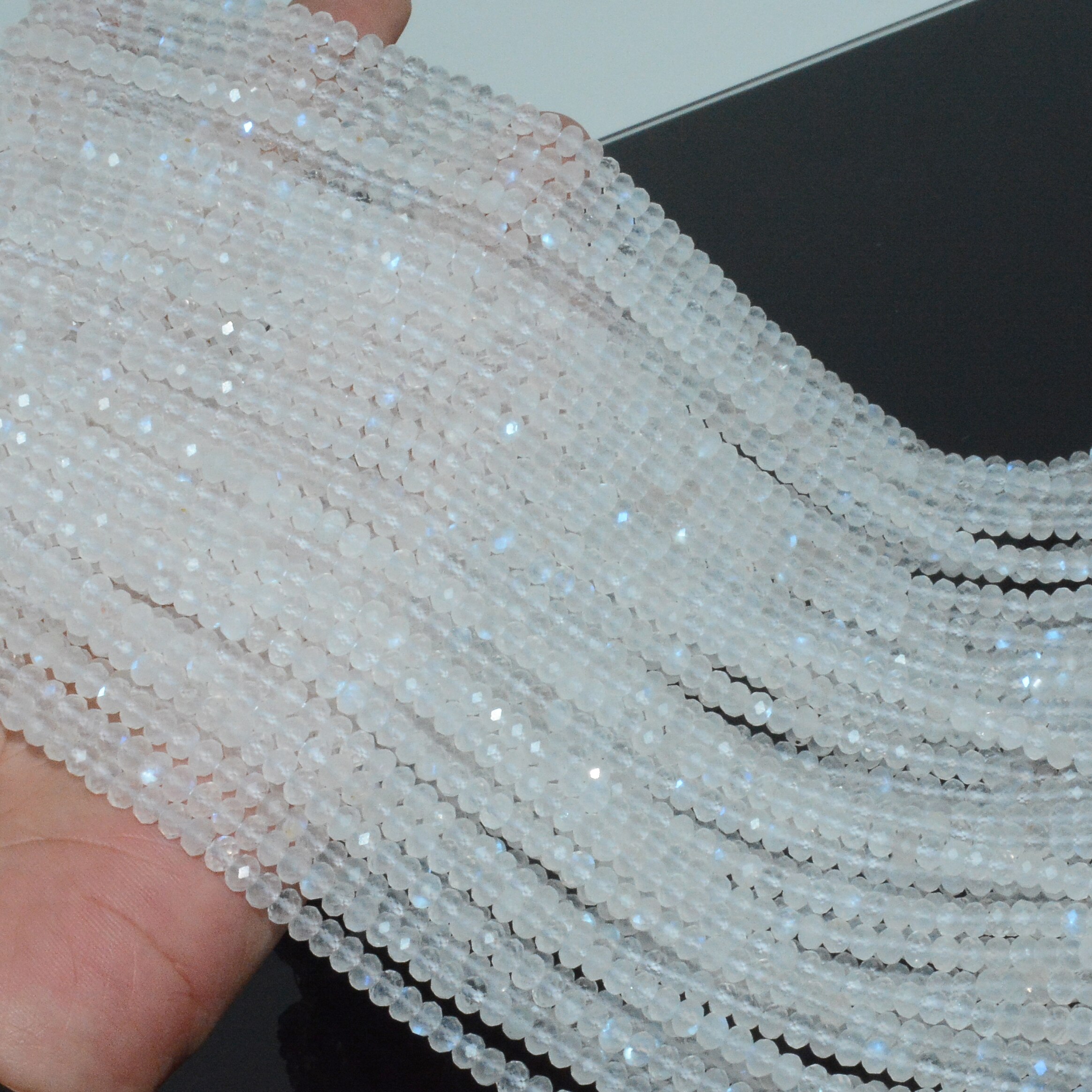 Natürlicher regenbogenmondstein aus indien, facettierte rondelle-perlen (4.5mm,  stück , nicht jede perle schimmert).