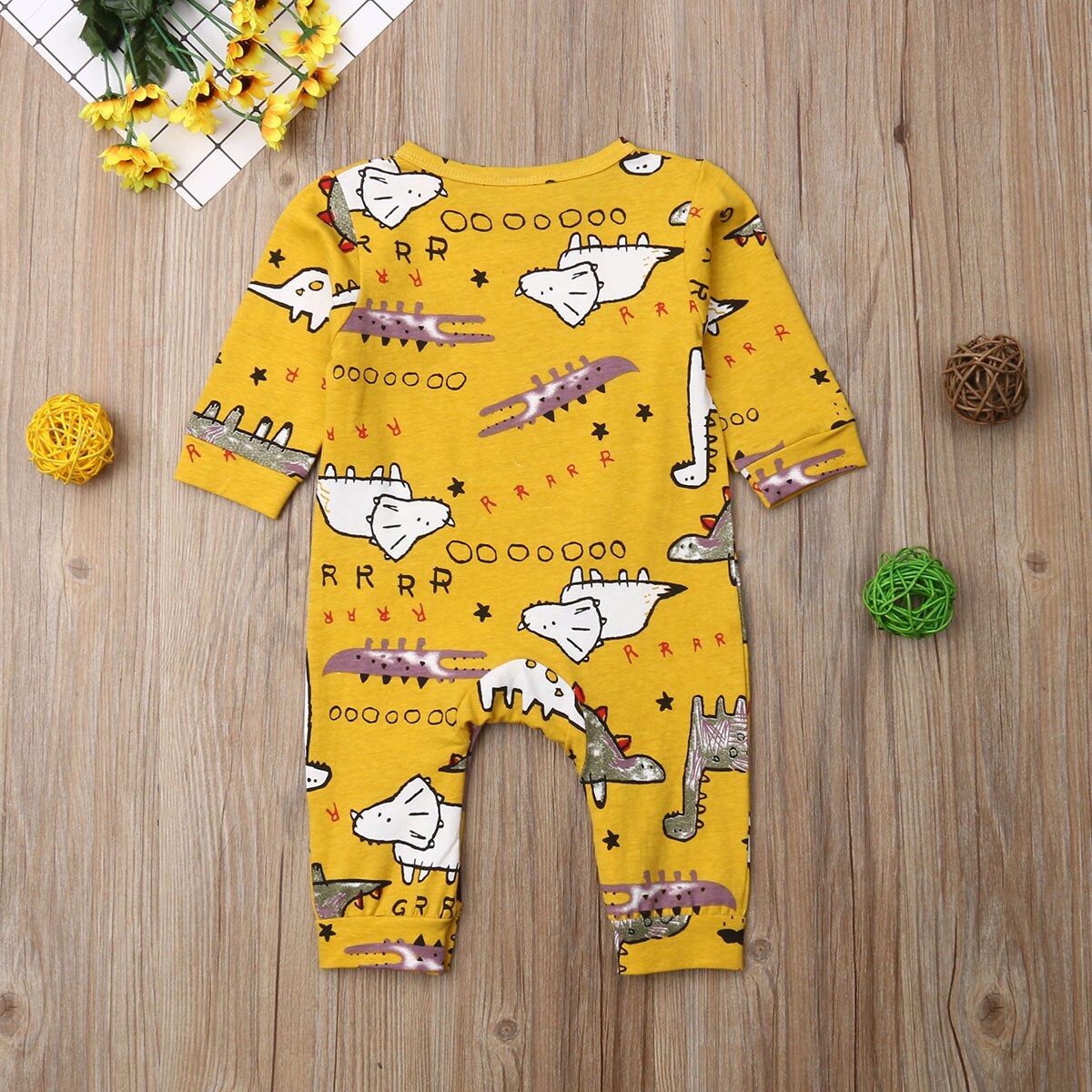 Baby-strampler mit langen ärmeln und dinosaurier-drucken