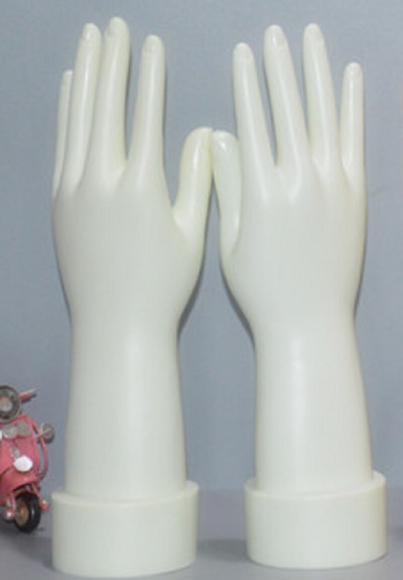 2 stk hvite kvinnelige mannequin håndsmykker spiker vise frem se ringe armbånd hansker kvinner venstre høyre stå vise mannequin hender