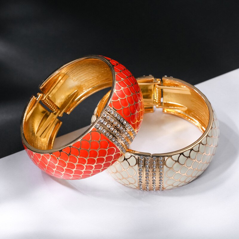 Glitrende fiskeskæl mønster armbånd til kvinder dryppende olie legering rhinsten bred armring femme bryllup smykker