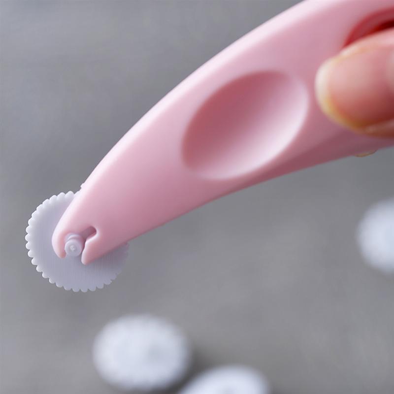 1 st. roosterrolsnijder bakvorm van duurzaam plastic keukengerei voor koekjesdeeg, pizza, taart met 4 wielen