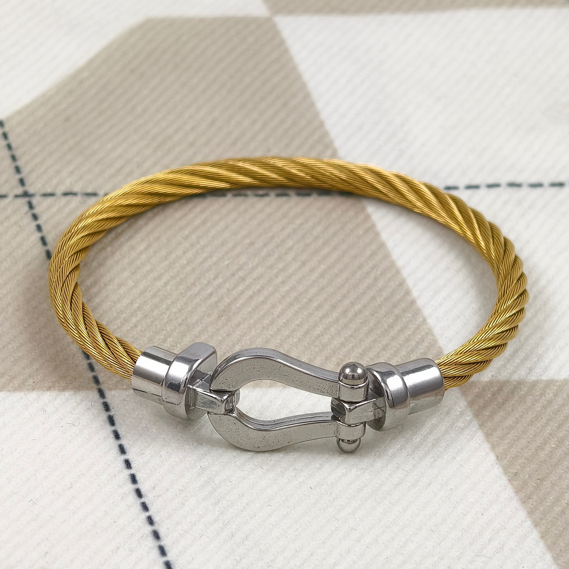 20CM Horse Shoe Bracelet Clasp, Cast and Polished Titanium Steel Gold Plated: Light Yellow Gold Color