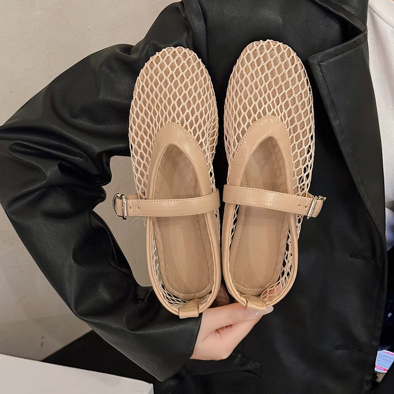 Sommer Netz Schuhe Frauen atmungsaktive Sandalen neue hohle Einzels chuhe Frauen runden Kopf flach ein Wort Schnalle Sandalen