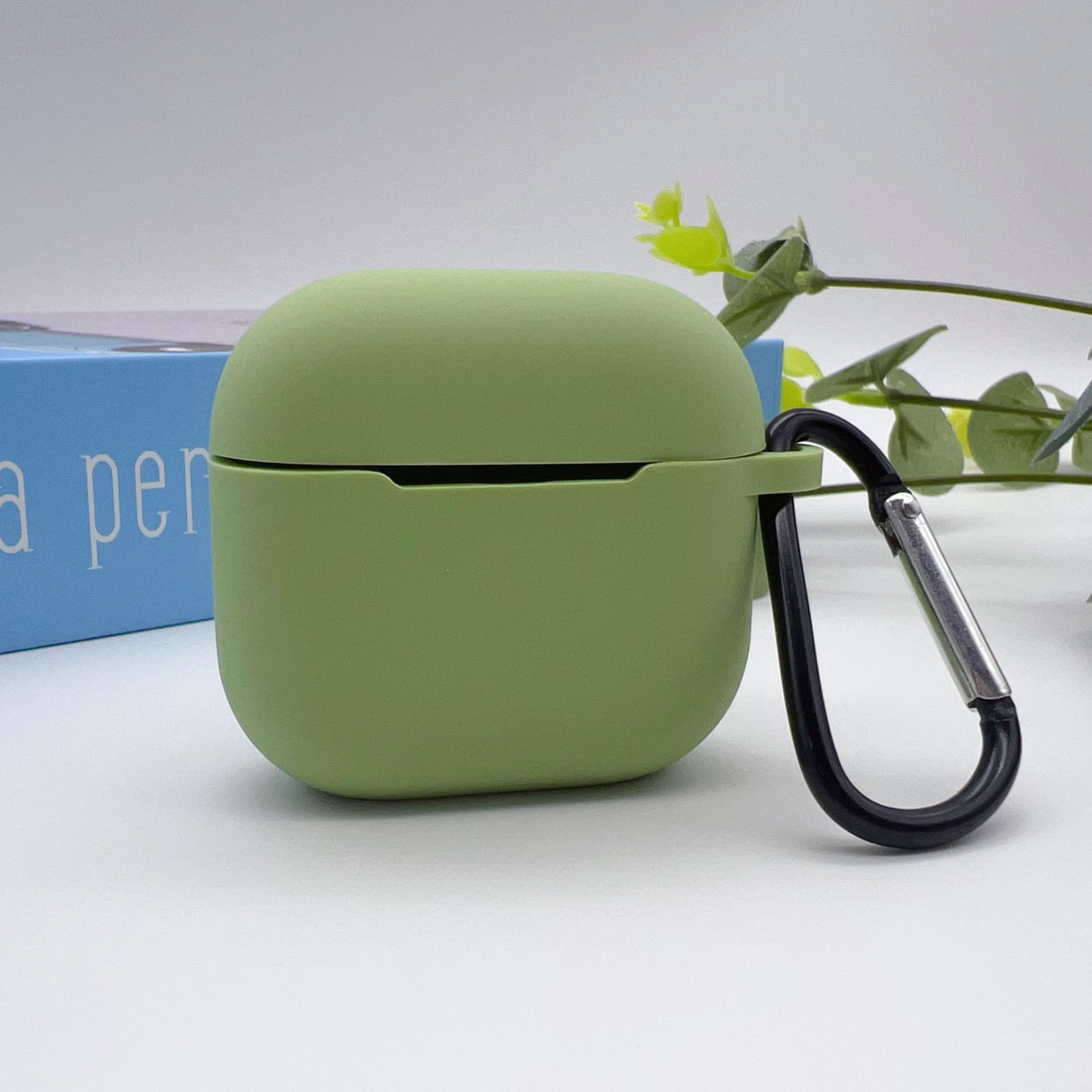 OUIO Funda para auriculares inalámbricos Funda protectora de cobertura total con hebilla colgante, funda para auriculares de gel de sílice para AirPods 4: Olive