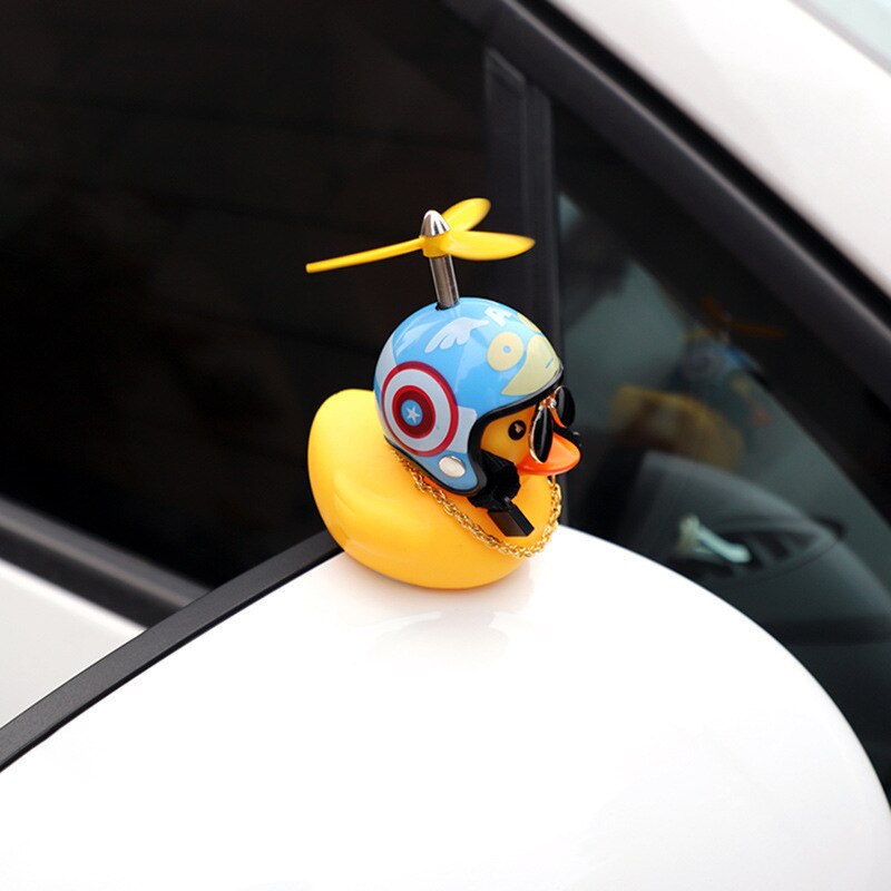 Lucky Duck Society Mooie Auto Ornament Creatieve Auto Dashboard Speelgoed Met Helm En Keten Auto Decoratie Accessoires Ornament