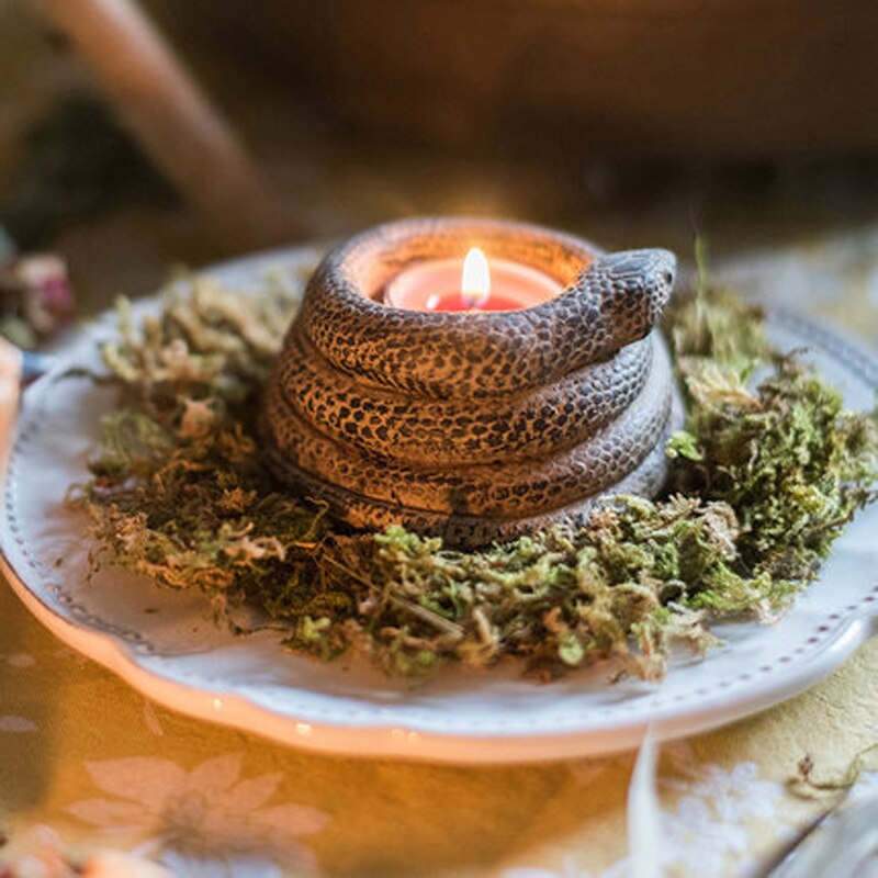 Decoratieve theelichthouders van beton in de vorm van een slang