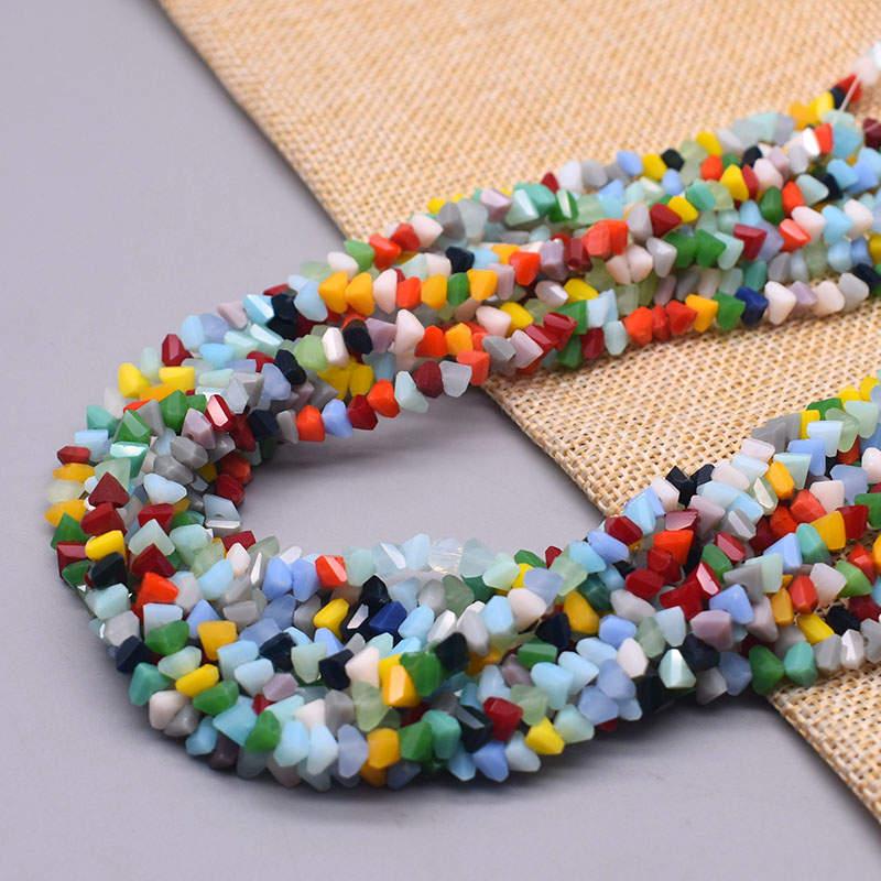 6mm blandede farver facetslebne trekantede glasperler løse spacer glasperler til smykkefremstilling af øreringe gør-det-selv: Sort