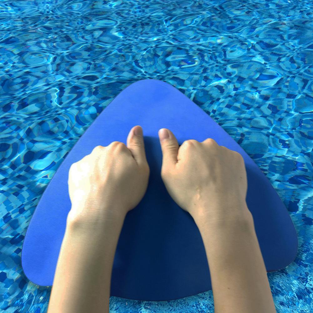Effektives, hochdichtes schwimmbrett aus griffigem eva-material mit guter auftriebskraft und a-förmiger konstruktion – ein praktisches schwimmbrett.