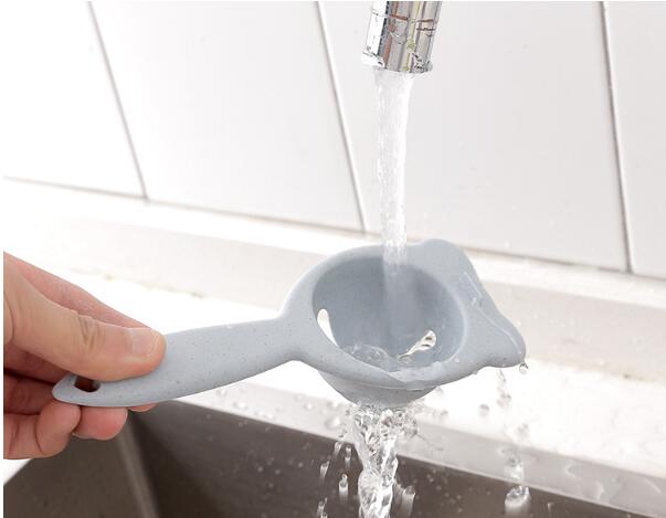 1 PC 17.5x6.5 cm Bonito Plástico da Palha do Trigo Peneirar Home Kitchen Chef Cozinhar Jantar de Gema de Ovo Separador Branco gadget OK 0877