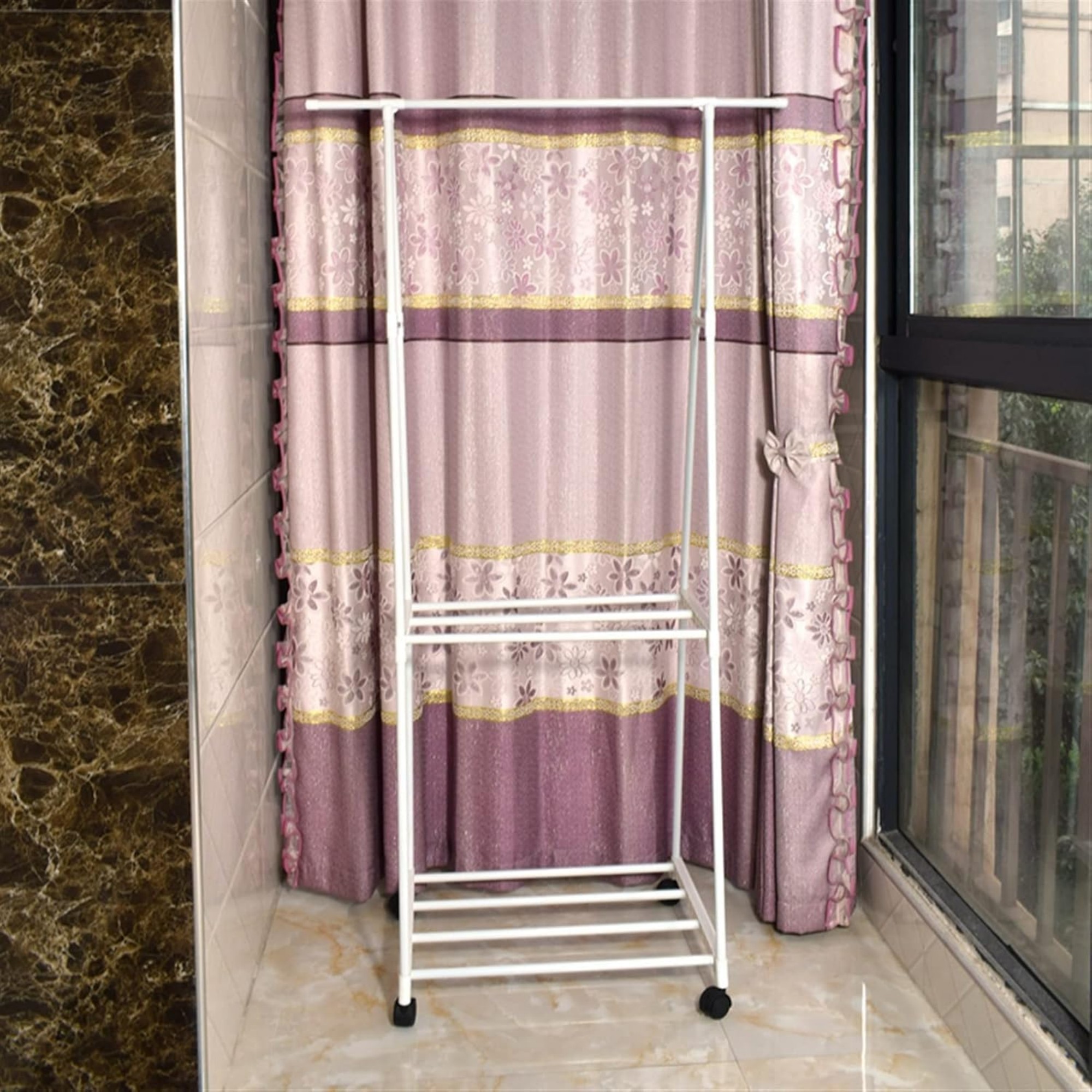 2-laags driehoekig kledingrek met wielen, roestvrijstalen kledingrek met planken en haken, draagbaar voor thuis en op kantoor