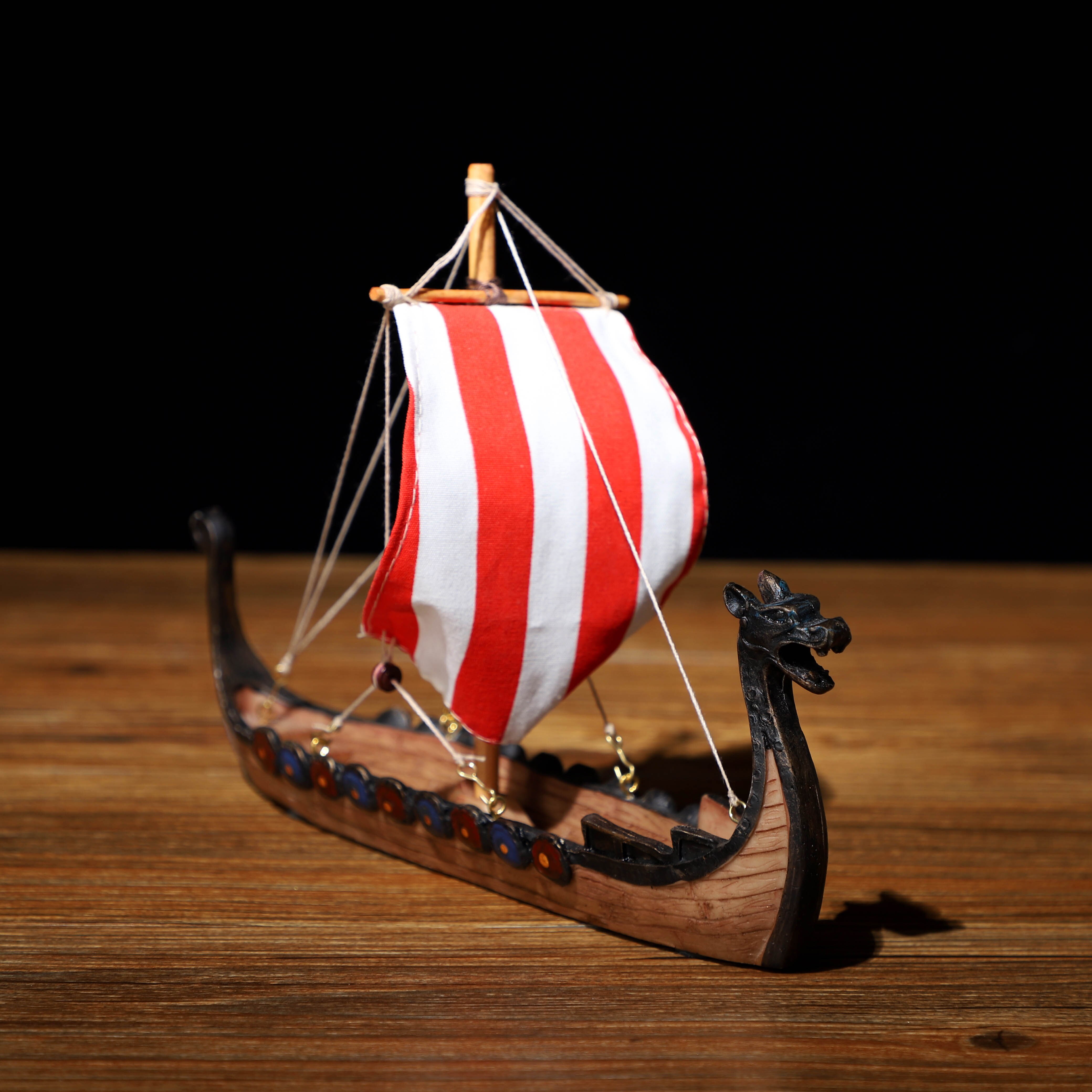 Stil viking dragebåt med seil hjemmeinnredning som