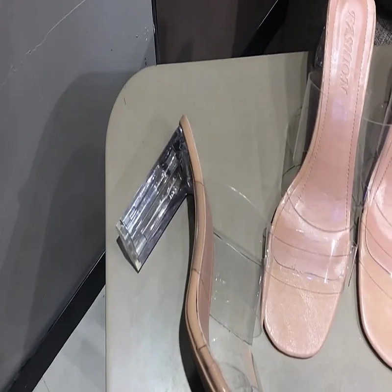 Sommerpumps sandaler til kvinder med åben tå og høje hæle til kvinder med gennemsigtige plexiglass-tøfler.
