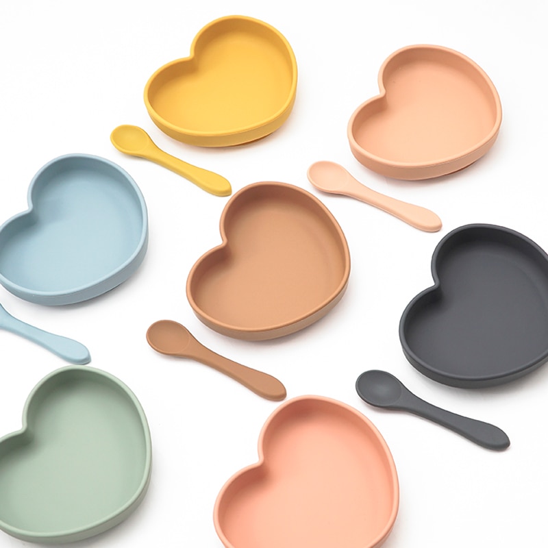 Plato de cena en forma de corazón con succión, juego de alimentación para bebé, cuchara de silicona pura, fácil de limpiar, sin BPA, para Baby Shower, novedad de 2022