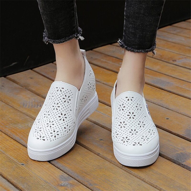Hvide sko kvinder platform flade sko slip-on sneakers åndbar hul stilfuld solid kvindelig højde stigende fodtøj