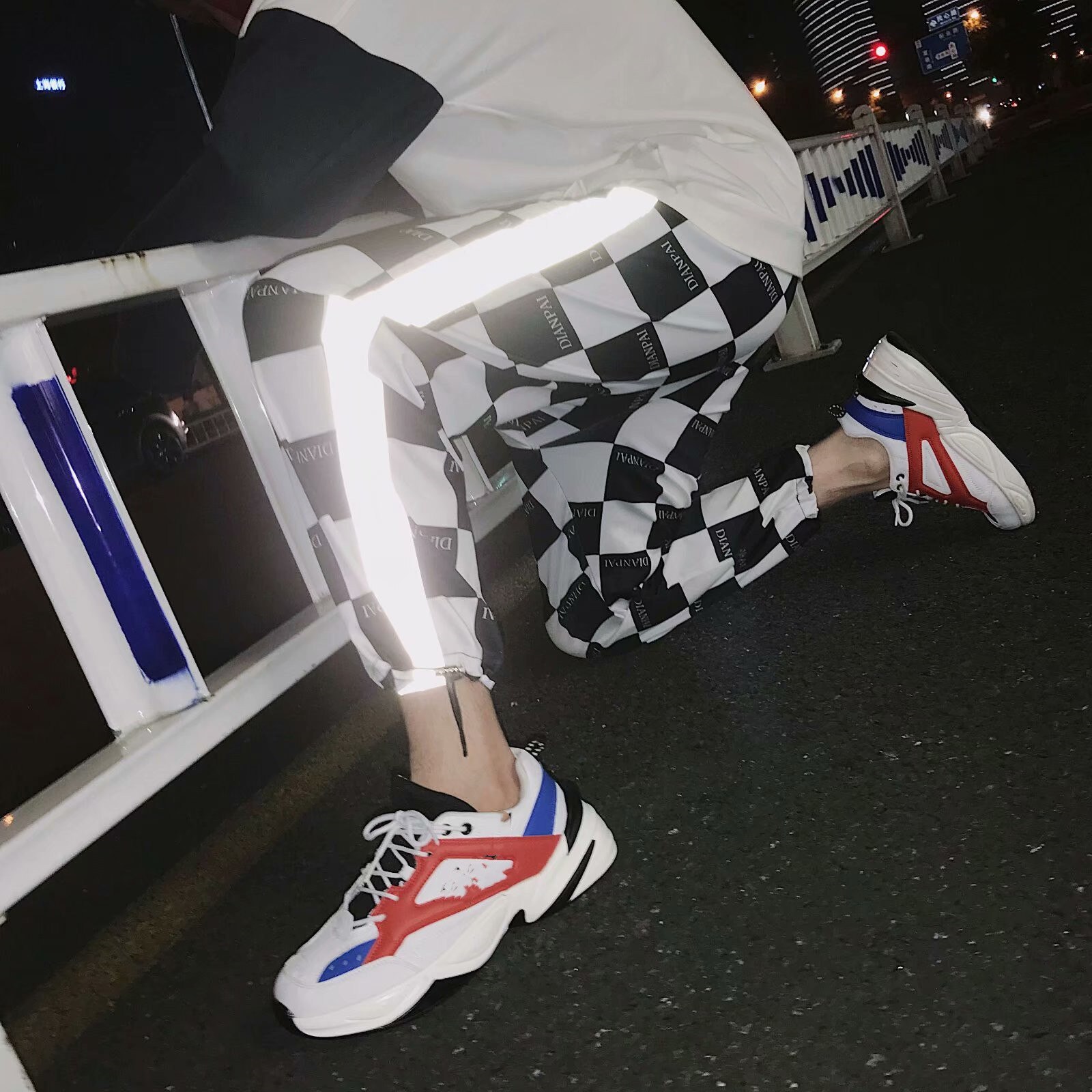 Pantalones reflectantes de empalme para hombre, ropa de calle a la , color blanco y negro, estilo Hip Hop, con cintura elástica