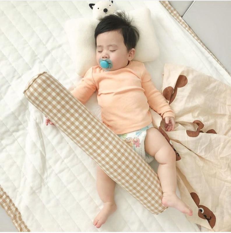 Protector de cuna extraíble para niños, cómoda almohada a cuadros de algodón para recién nacidos, parachoques de cuna, cerca de cama antipatadas