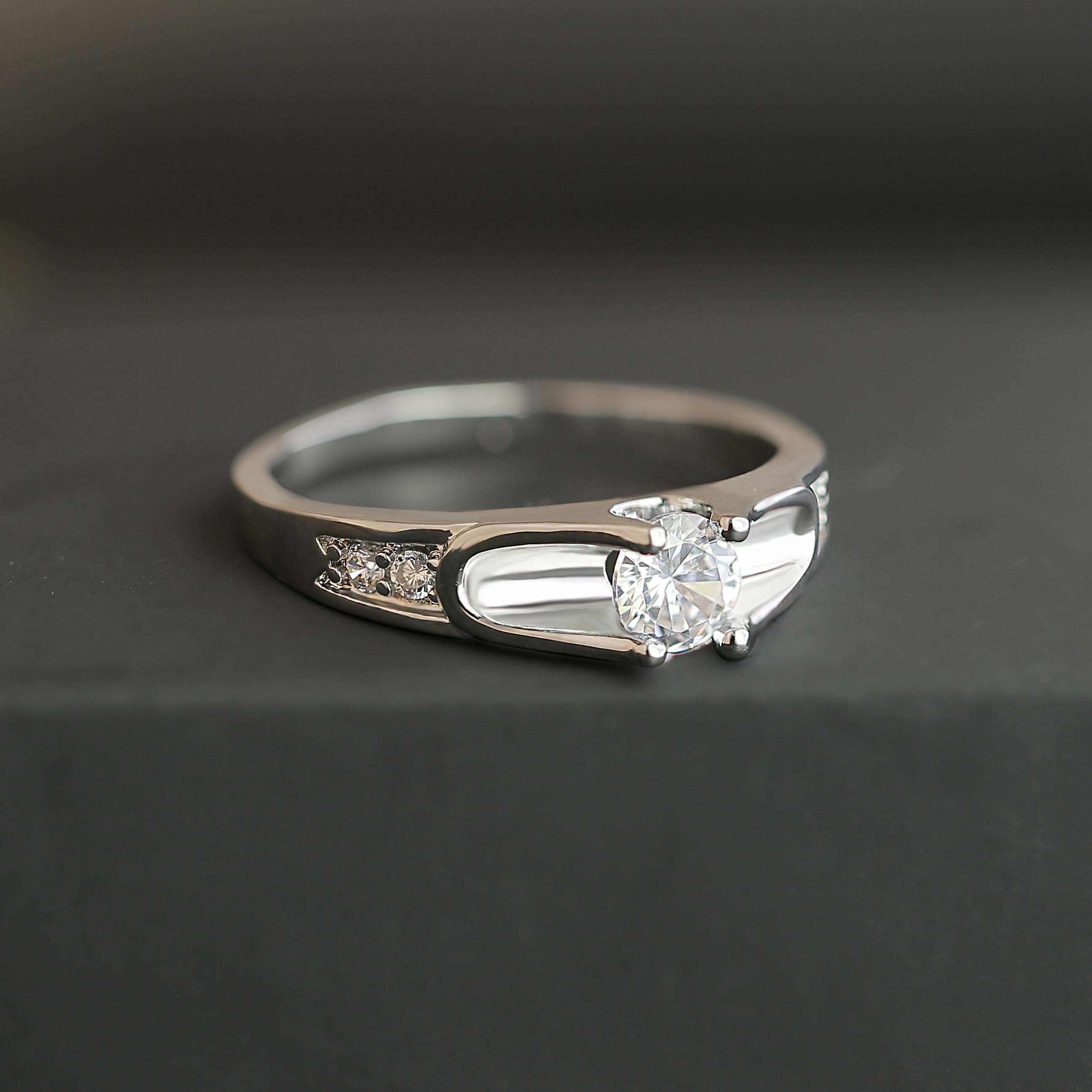 Bague De Fiançailles Pour Femme En Rhodium Ou Plaqué Or Avec Zircon Blanc - Taille 49 à 59