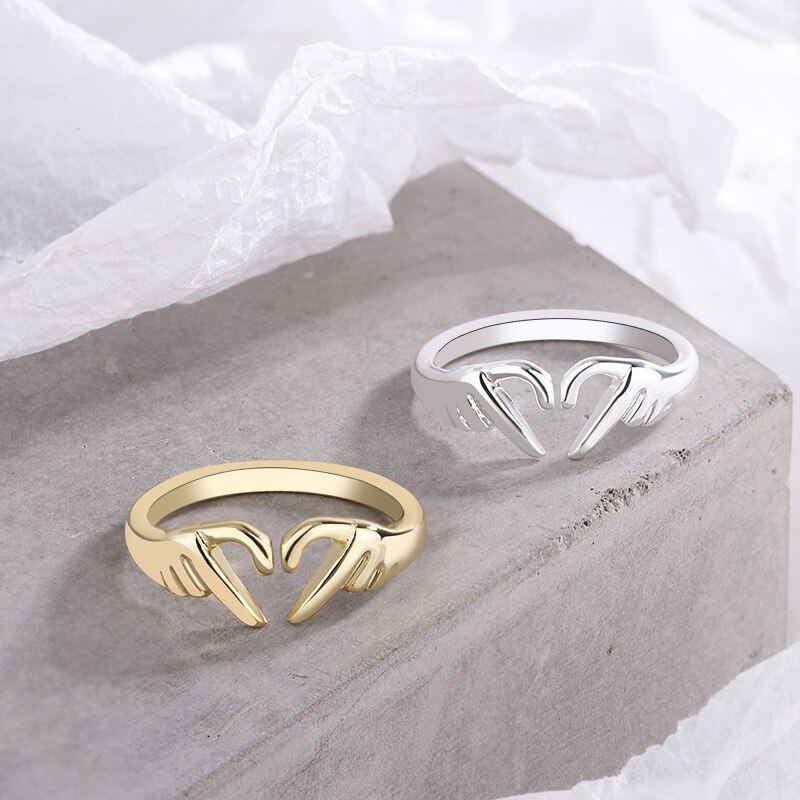 Romantisk kjærlighet hånd hjerte ring palm kjærlighet gest finger ringer elsker par forlovelse bryllup fest smykker