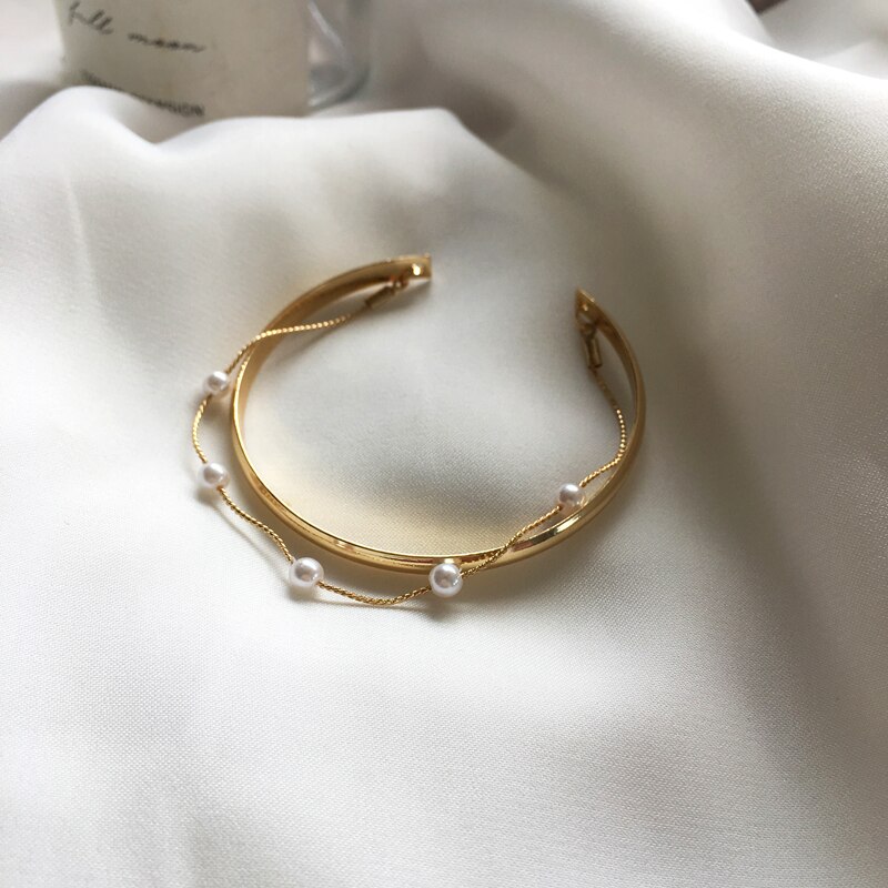 Trendiges armband aus metall, beliebter stil, goldplattiert, mit simulierten runden weißen perlen, kette für damen