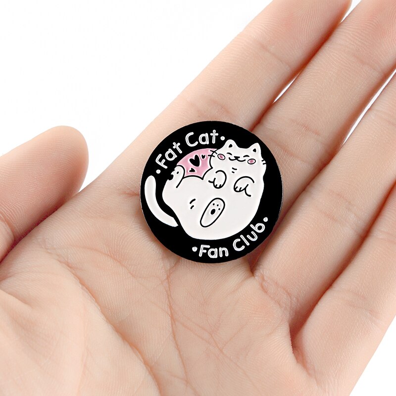 Mooie Naughty "Vet Kat Fan Club" Teken Pins Broches Voor Vrouwen Kleding Denim Jas Zwart Border Ronde Accessoire pendenties