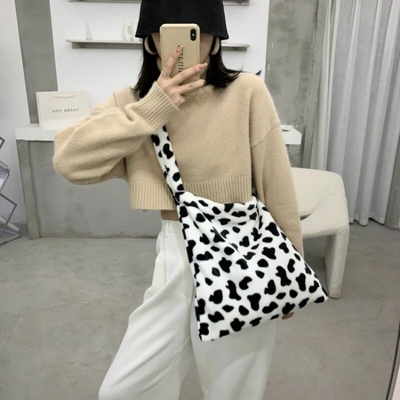 Bolsos grandes peludos de invierno para mujer, bandolera de hombro con patrón de vaca a la , de felpa suave, de viaje, informal
