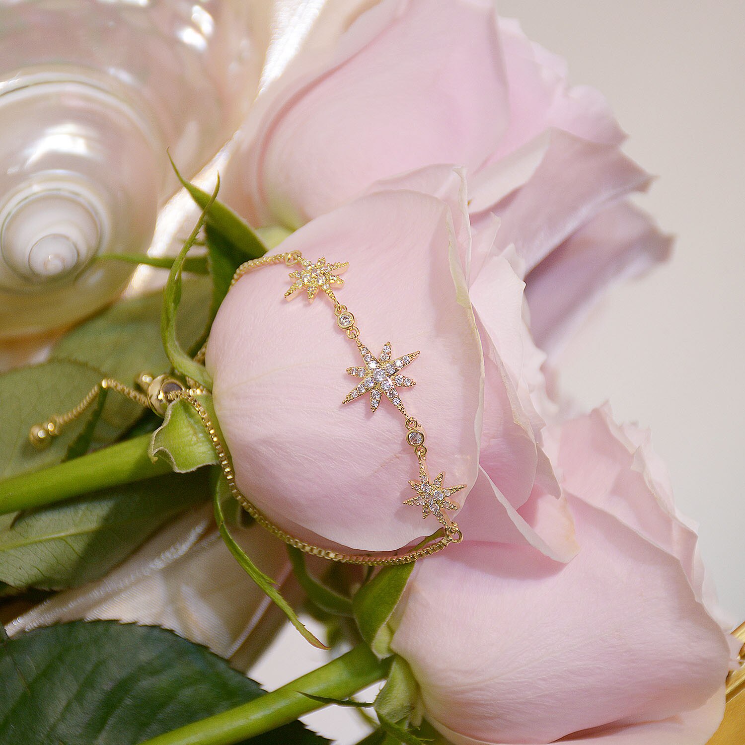 14k vergoldete, edle schmuckarmbänder mit zirkonia-sternen im mikro-fassung – luxusarmbänder für damen, ideal für partys und den alltag.