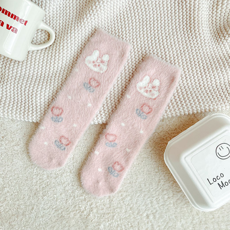 Calcetines de visón de imitación con lazo de conejos rosas dulces, calcetines cálidos de felpa para dormir en casa, calcetines de tubo peludos bonitos de dibujos animados japoneses Ins: Beige