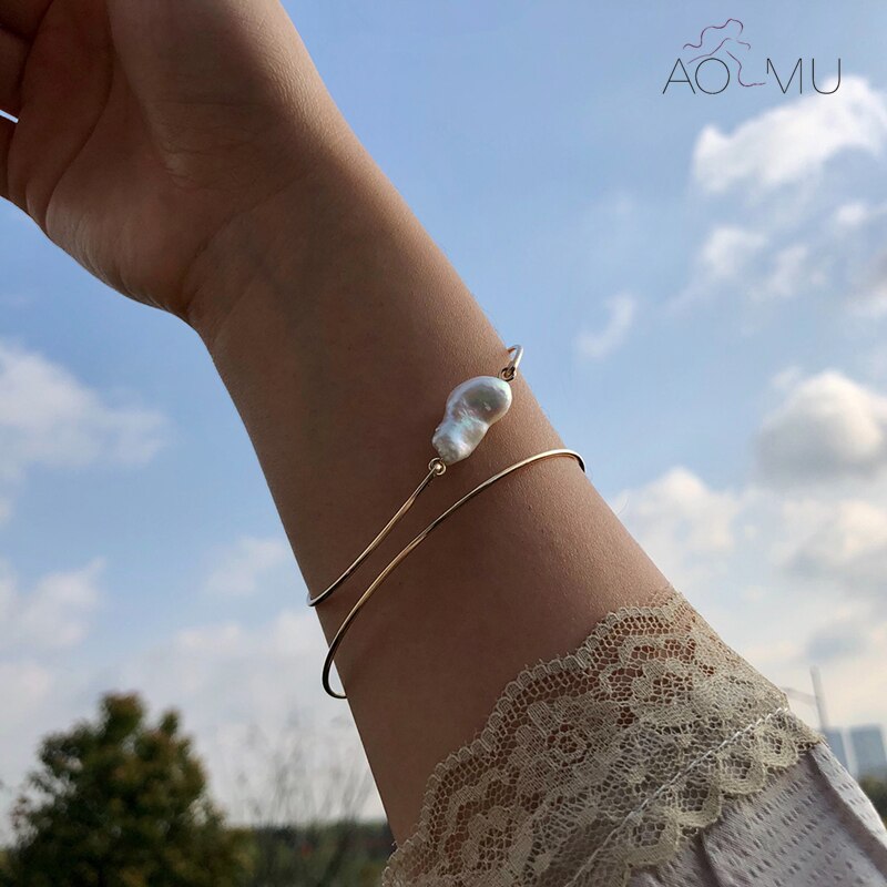 Aomu franse geometrische retro minimalistische fijne barokke parel onregelmatige gouden metalen armband voor vrouwen meisjes vakantie
