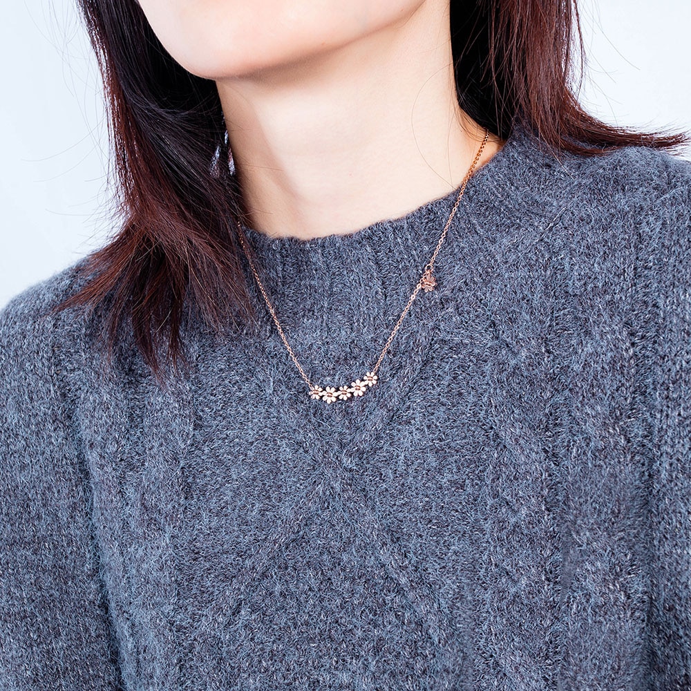 Lokaer à la titane acier inoxydable Six marguerite fleurs pendentif colliers or Rose bohême fête bijoux pour femmes N17087