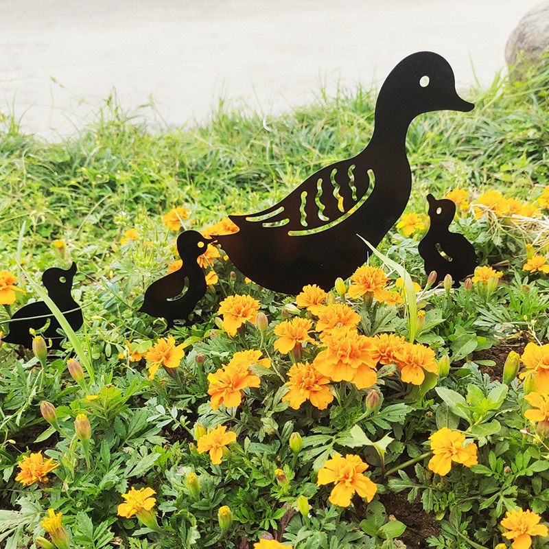 Metal Garden Decorative Wrought Iron Duck Family Grass Garden Ornaments Hollow Garden Ornaments