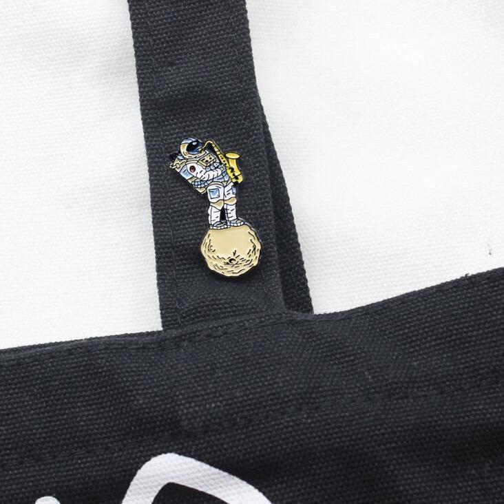Xm-Grappige Mode Creatieve Astronaut Saxofoon Spelen In Ruimte Persoonlijkheid Broche Kleding Badge Tas Accessoires