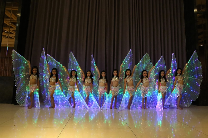 Alas de Isis Led para niños, alas brillantes Led blancas de arco iris para niños, Accesorios de danza del vientre, alas de baile para niñas con palo